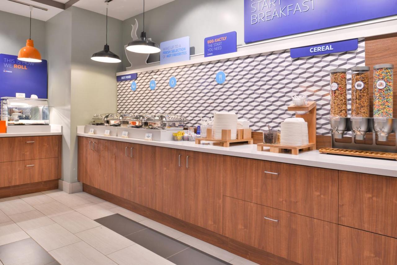 Holiday Inn Express - Milwaukee Downtown By Ihg Ngoại thất bức ảnh